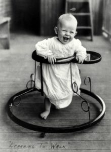 vintage baby walker tahun 1905. Sumber: Shorpy.com